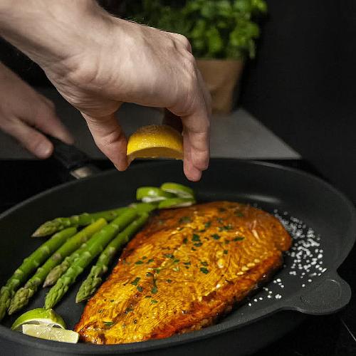 Преимущества приготовления рыбы на сковороде AMT Gastroguss