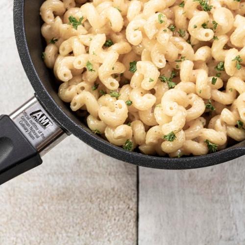 На этот раз мы вместе приготовим простое, быстрое и вкусное блюдо. Курица по-тайски с орехами кешью.