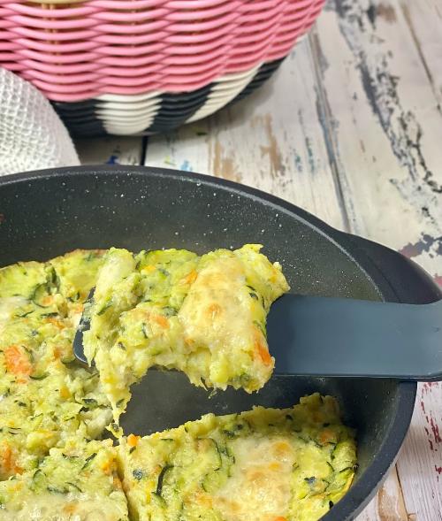 Блюдо из цуккини, картофеля и моркови, ароматизированная пармезаном и ломтиками скаморца