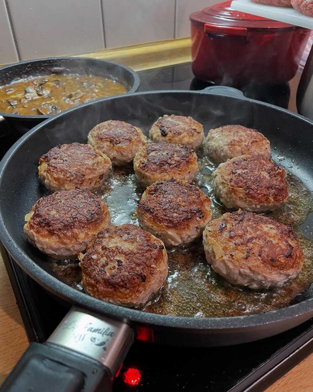 Мясная каша с охотничьим соусом, домашними овощами из моркови и отварным картофелем