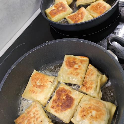 Вот несколько легких и вкусных блюд, которые можно приготовить на сковороде AMT Gastroguss: Путешествие в мир кулинарных наслаждений