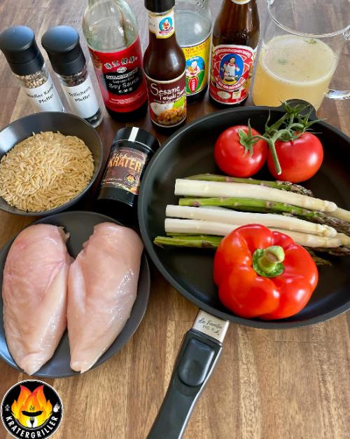 Греческая паста в азиатском стиле с овощами и куриной грудкой.
